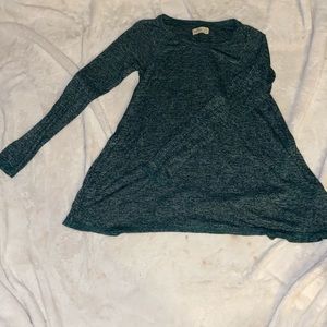 Long sleeve tight and flowey Hollister top🔁